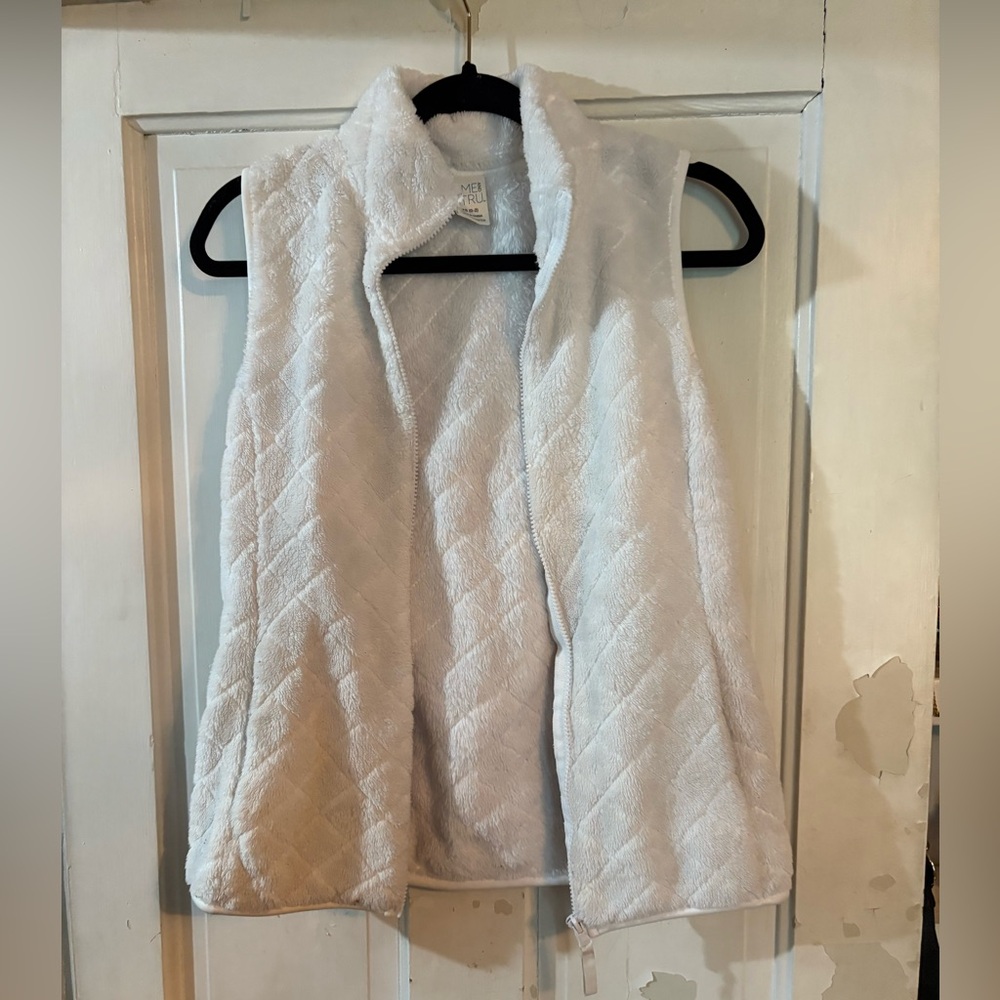 Time and Tru Soft White Fleece Vest
